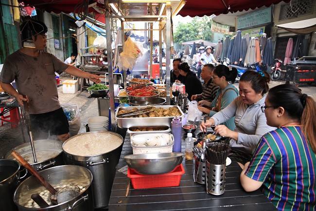 C&oacute; g&igrave; đặc biệt ở qu&aacute;n khổ qua c&agrave; chớn m&agrave; h&uacute;t kh&aacute;ch? - Ảnh 1.