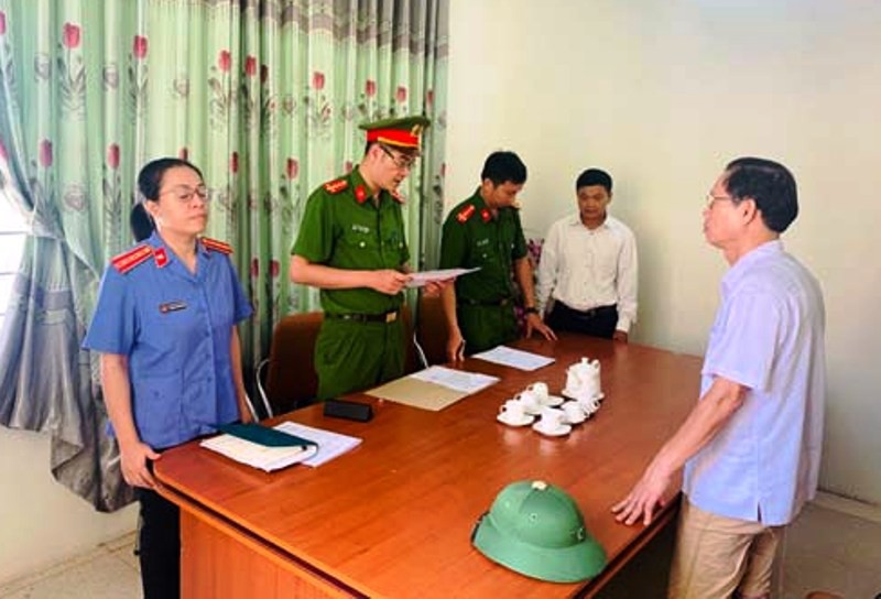 Bắt cựu chủ tịch xã và cán bộ địa chính chia chác 300 triệu đồng