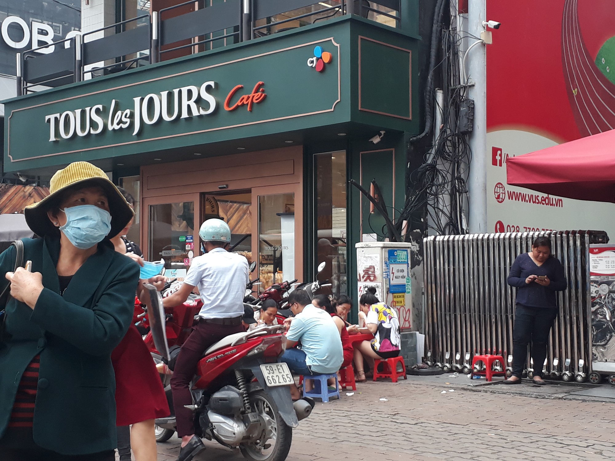 Vỉa hè, lòng đường khu trung tâm TP HCM trưa 17-7: Đủ kiểu lấn chiếm! - Ảnh 7.
