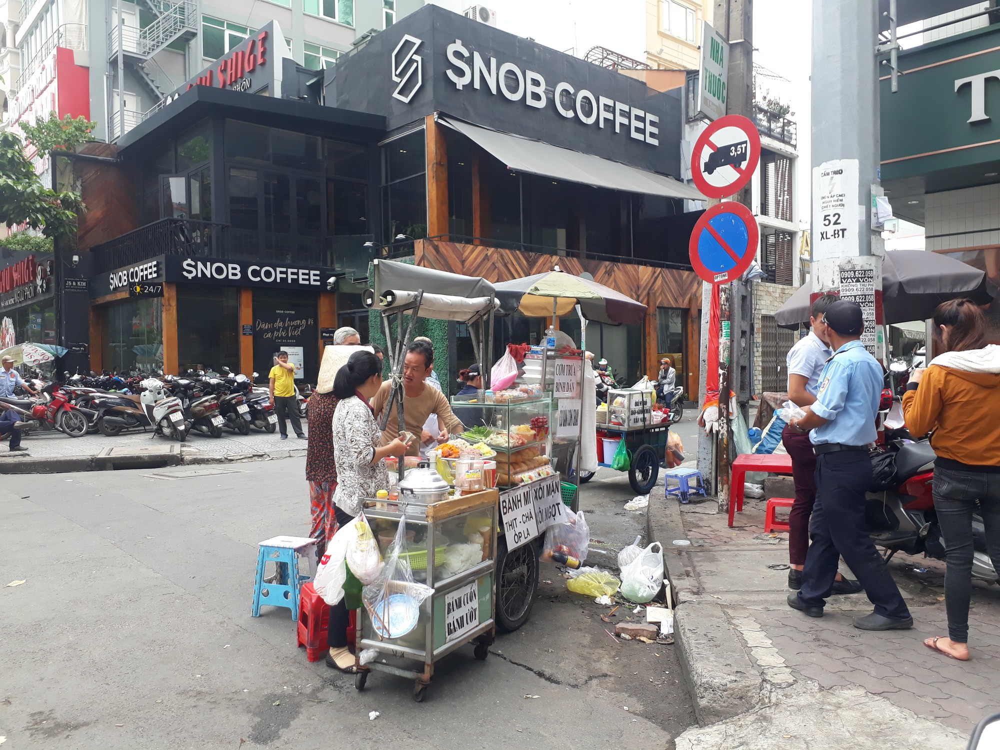 Vỉa hè, lòng đường khu trung tâm TP HCM trưa 17-7: Đủ kiểu lấn chiếm!