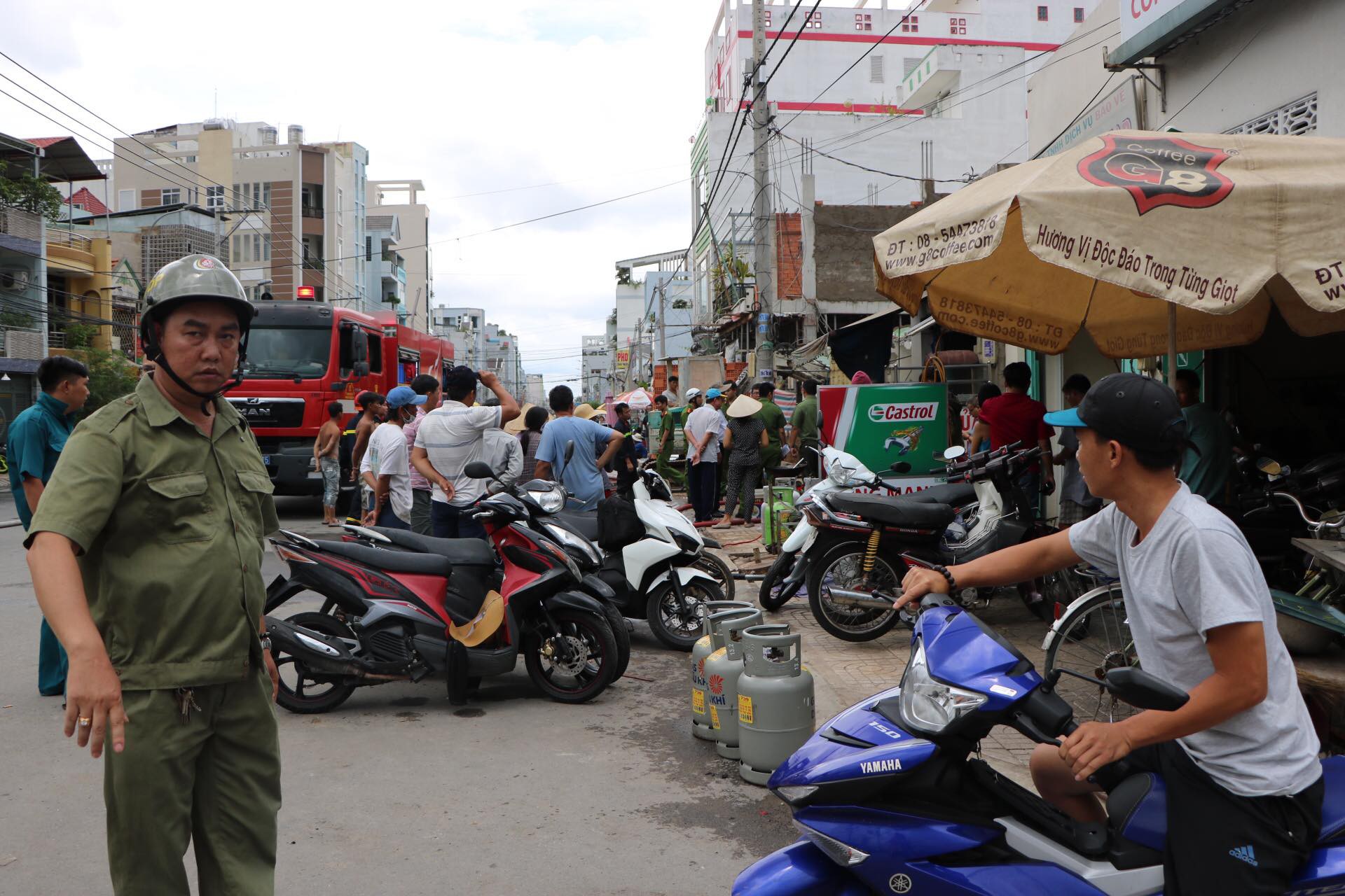 Lửa bao trùm kèm tiếng hét thất thanh trong quán cơm trên đường Phạm Văn Bạch - Ảnh 1.