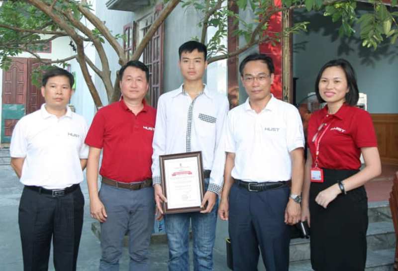 Hiệu trưởng Trường ĐH B&aacute;ch khoa H&agrave; Nội về tận nh&agrave; ri&ecirc;ng trao học bổng cho thủ khoa khối A - Ảnh 2.