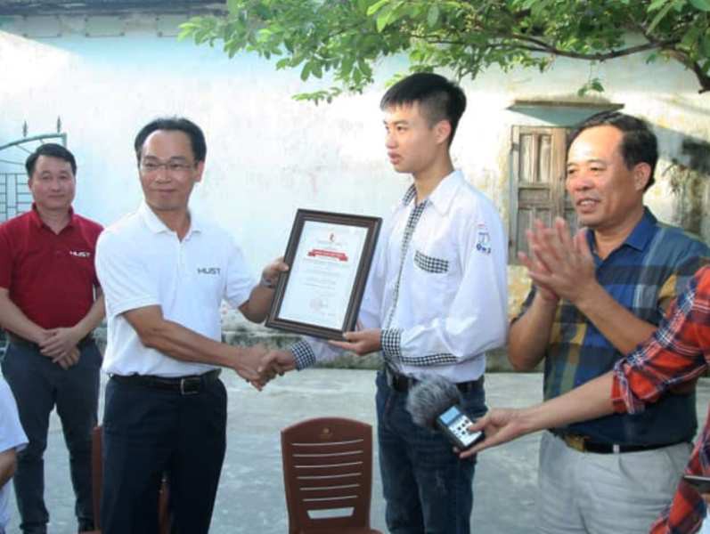 Hiệu trưởng ĐH Bách khoa Hà Nội tới nhà riêng trao học bổng cho thủ khoa khối A