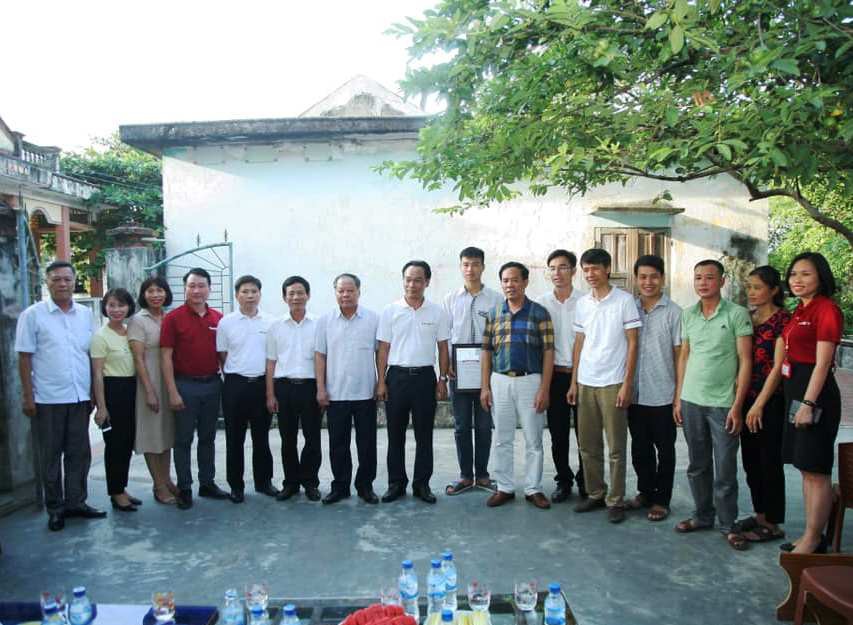 Hiệu trưởng Trường ĐH B&aacute;ch khoa H&agrave; Nội về tận nh&agrave; ri&ecirc;ng trao học bổng cho thủ khoa khối A - Ảnh 3.