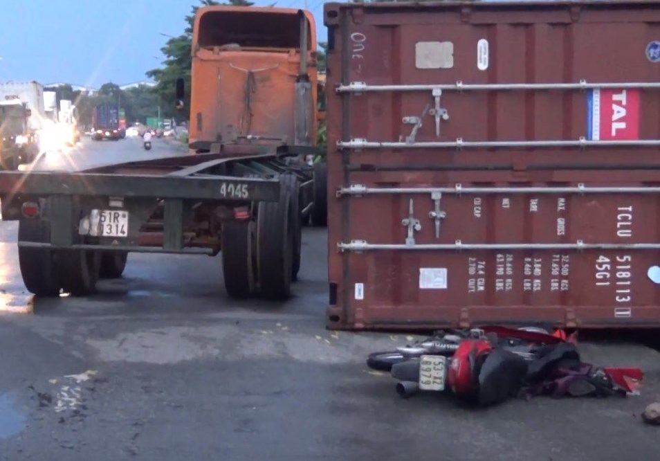 Thùng container lật, đè lên người đi xe máy ở KCN Sóng Thần