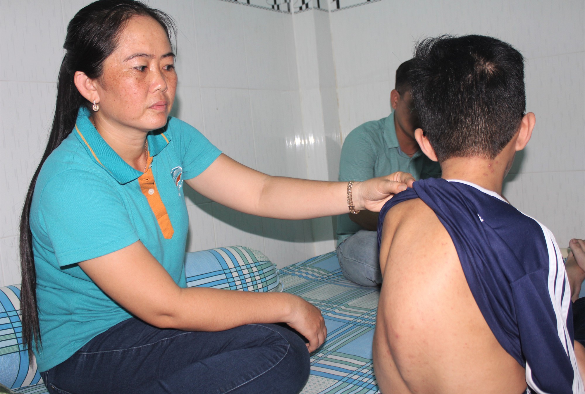 Rơi nước mắt với nam sinh bệnh xương thủy tinh mơ làm dược sĩ - Ảnh 2.