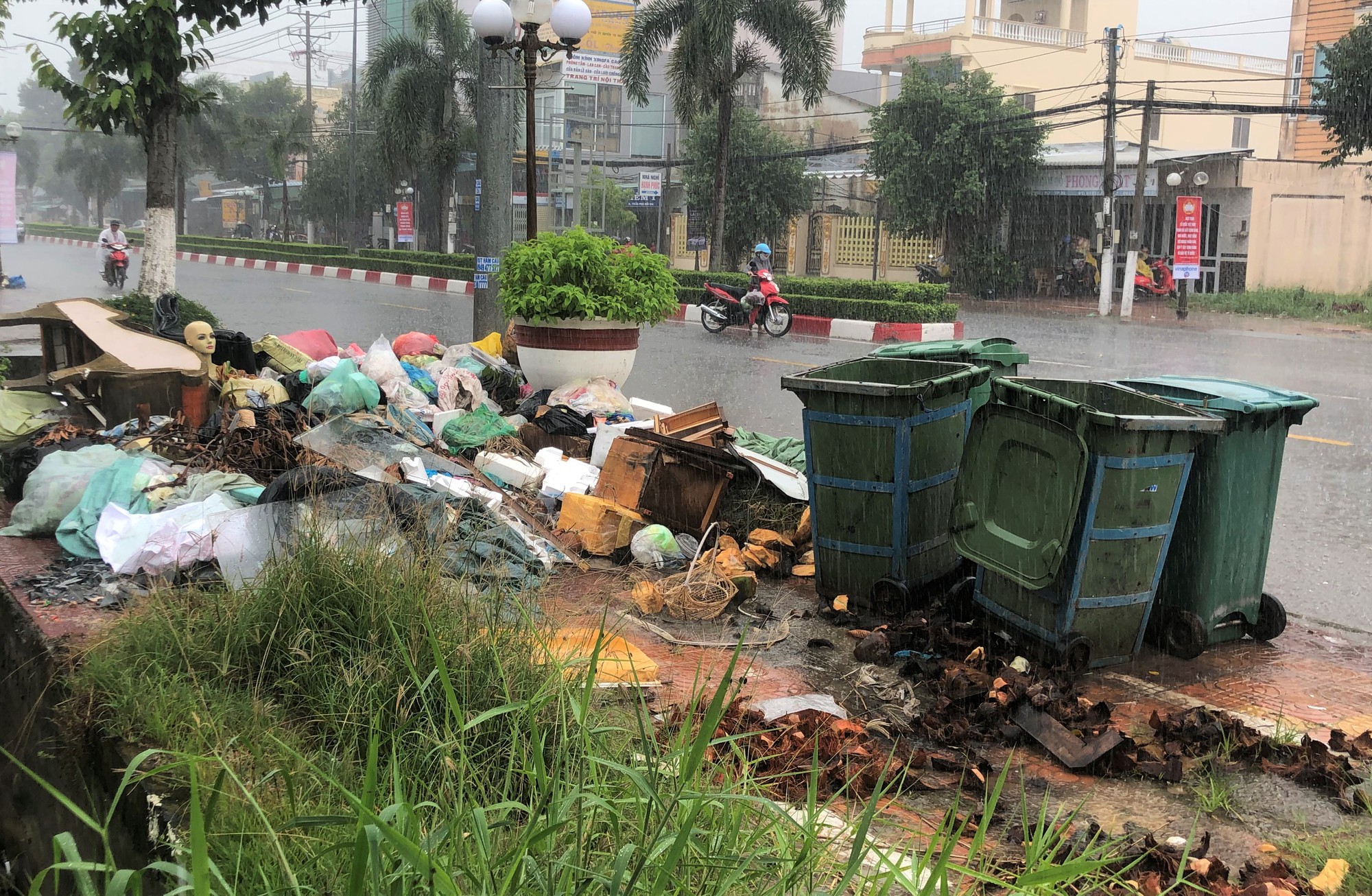 D&acirc;n bức x&uacute;c v&igrave; b&atilde;i r&aacute;c nằm &aacute;n ngữ cửa ng&otilde; v&agrave;o TP Bạc Li&ecirc;u - Ảnh 10.