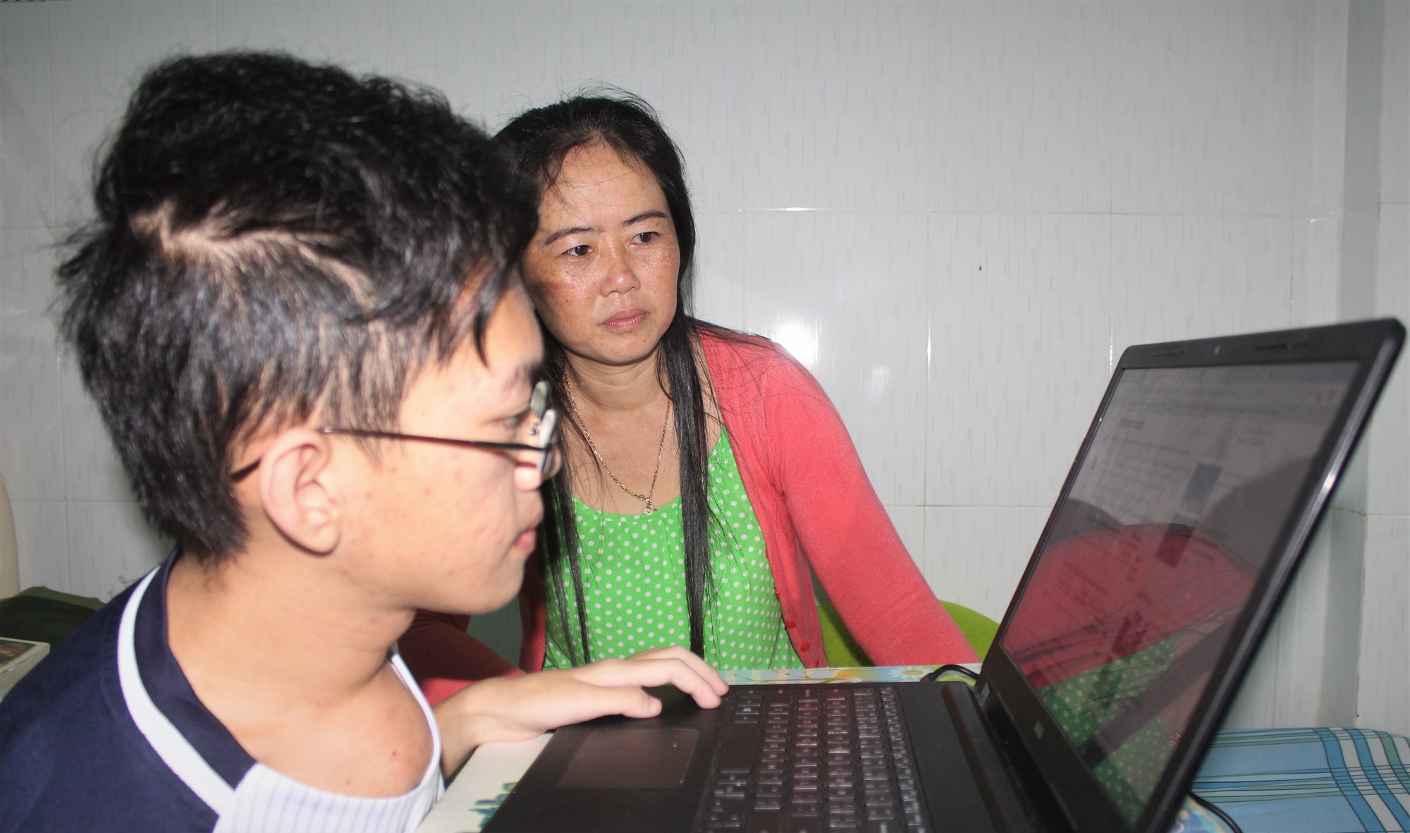 Rơi nước mắt với nam sinh bệnh xương thủy tinh mơ làm dược sĩ - Ảnh 3.