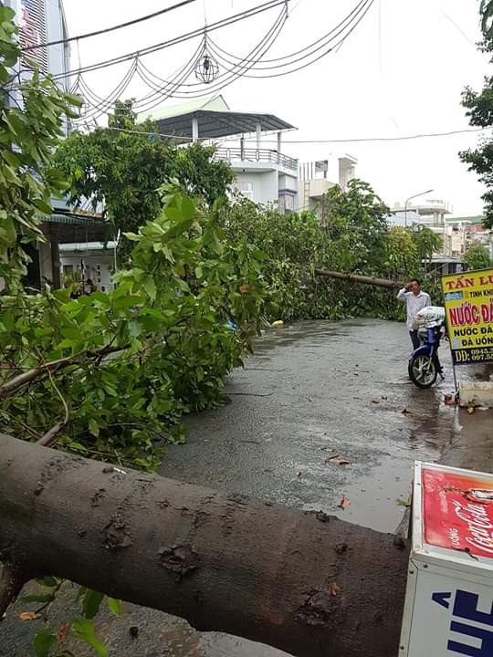 Gi&ocirc;ng lốc g&acirc;y chết người, sập v&agrave; tốc m&aacute;i h&agrave;ng trăm căn nh&agrave;  - Ảnh 2.