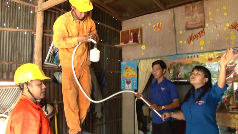 Gi&ocirc;ng lốc g&acirc;y chết người, sập v&agrave; tốc m&aacute;i h&agrave;ng trăm căn nh&agrave;  - Ảnh 4.
