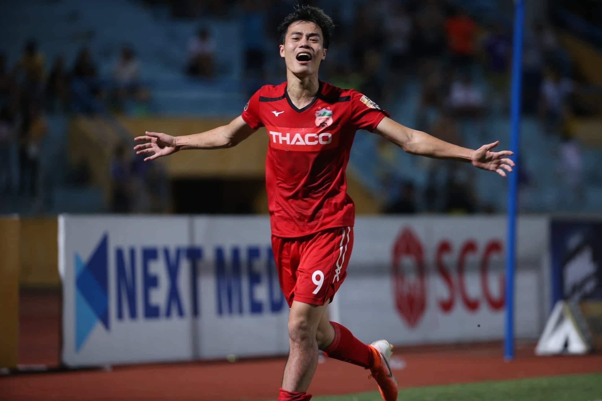 Clip: Văn To&agrave;n ghi b&agrave;n ph&uacute;t cuối, H&agrave; Nội FC lại mất điểm ở H&agrave;ng Đẫy - Ảnh 2.
