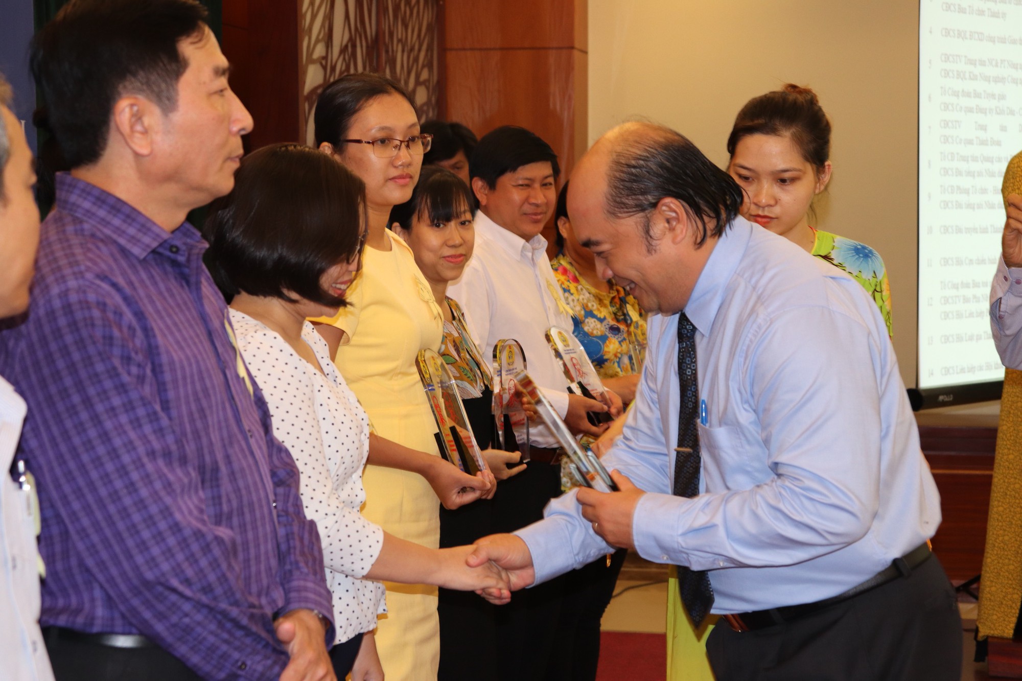 Học và làm theo Bác bằng những việc thiết thực