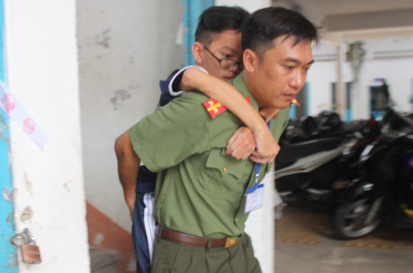 Rơi nước mắt với nam sinh bệnh xương thủy tinh mơ làm dược sĩ