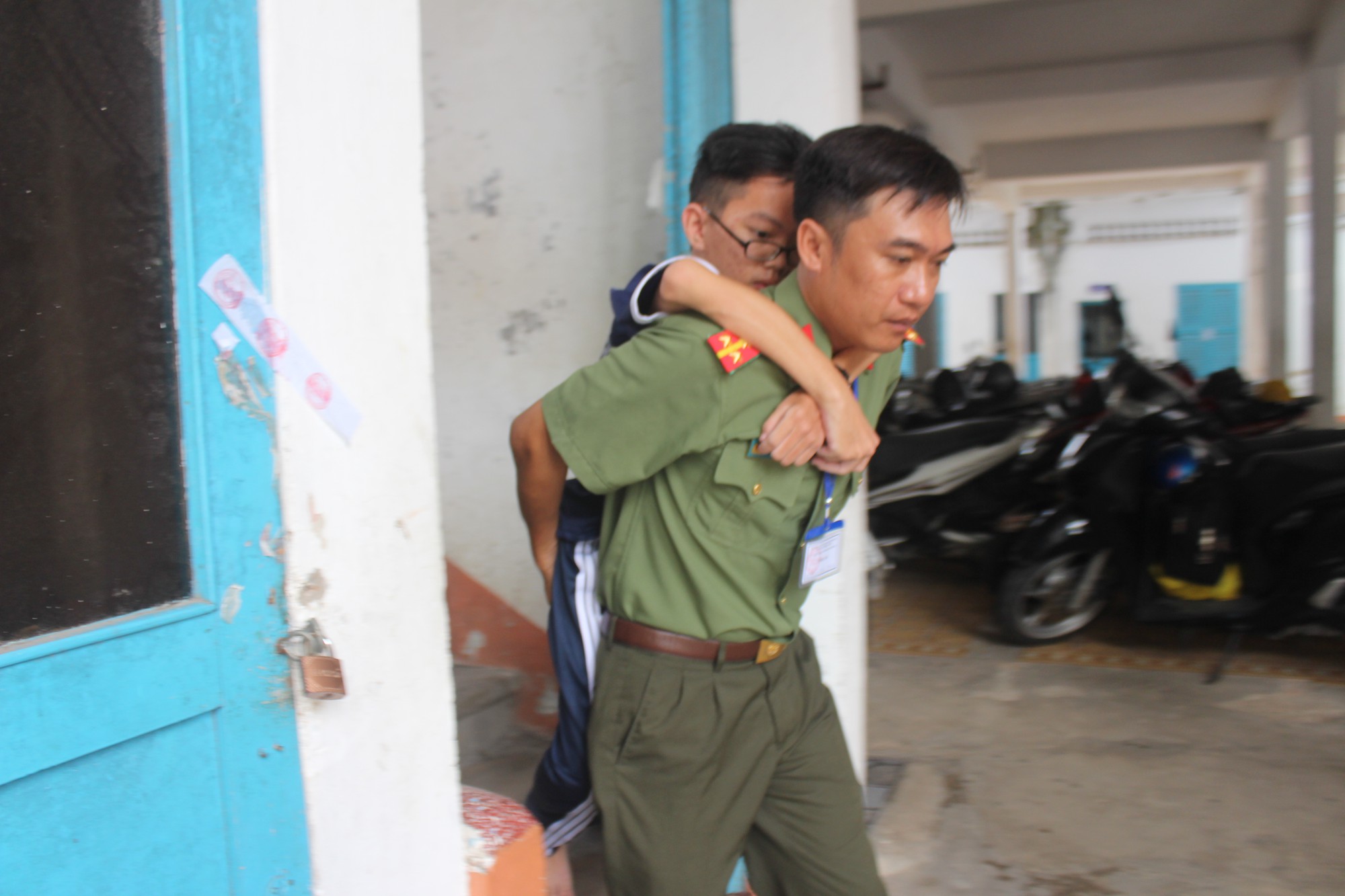 Rơi nước mắt với nam sinh bệnh xương thủy tinh mơ làm dược sĩ - Ảnh 1.