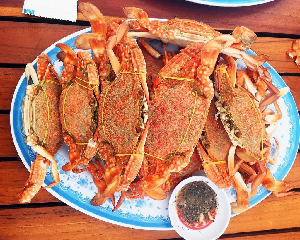 Ghẹ H&agrave;m Ninh, nhum biển v&agrave; 6 m&oacute;n hải sản ăn kh&ocirc;ng ch&aacute;n ở Ph&uacute; Quốc - Ảnh 1.