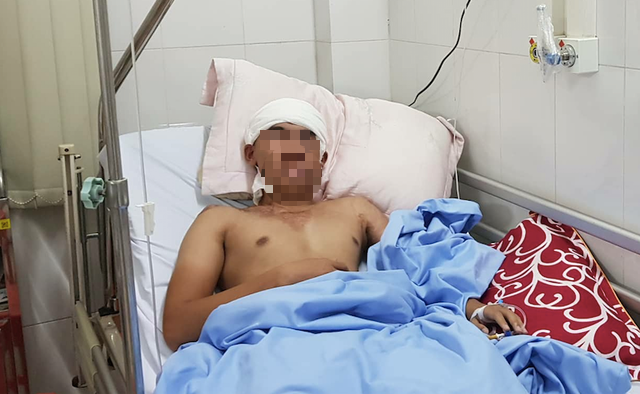 Chế "cậu nhỏ" cho thiếu niên 17 tuổi phải tiểu ngồi hơn chục năm
