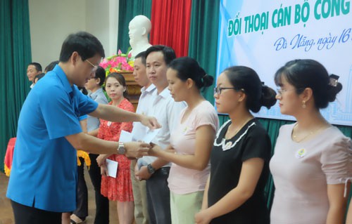 ĐÀ NẴNG: Trao 200 phần quà cho cán bộ Công đoàn