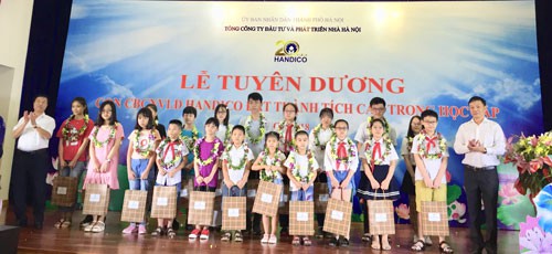 TỔNG CÔNG TY ĐẦU TƯ VÀ PHÁT TRIỂN NHÀ HÀ NỘI: Khen thưởng con CNVC-LĐ vượt khó học giỏi