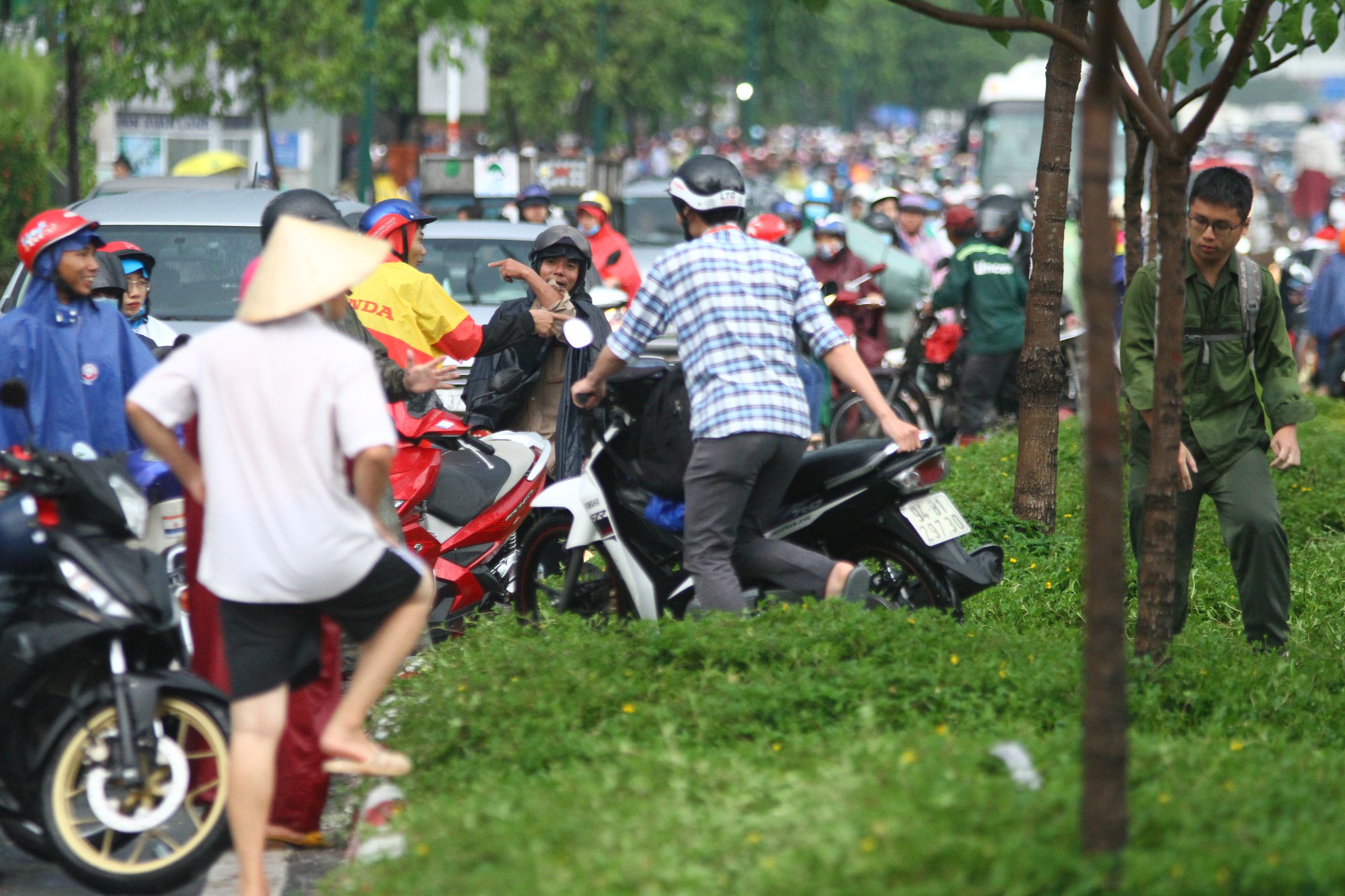 To&agrave;n cảnh đường Phạm Văn Đồng trong trận mưa lịch sử - Ảnh 6.