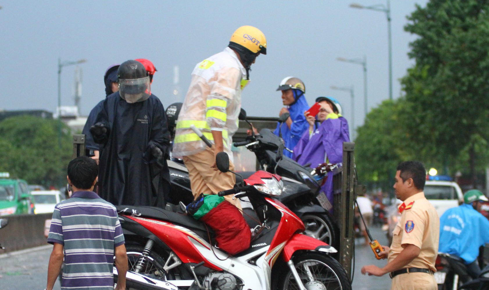 Toàn cảnh đường Phạm Văn Đồng trong trận mưa "lịch sử"