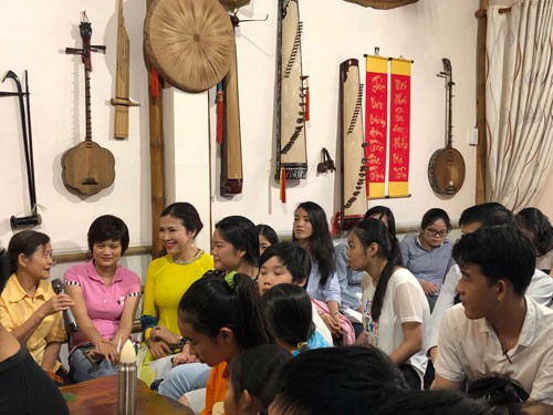 NSƯT Tuyết Mai- Mười năm đàn sách phổ cập nhạc dân tộc
