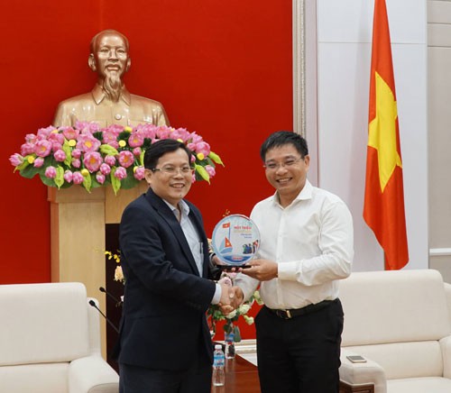 Chương trình Một triệu lá cờ Tổ quốc cùng ngư dân bám biển: Đồng hành với ngư dân Quảng Ninh, Hải Phòng - Ảnh 1.