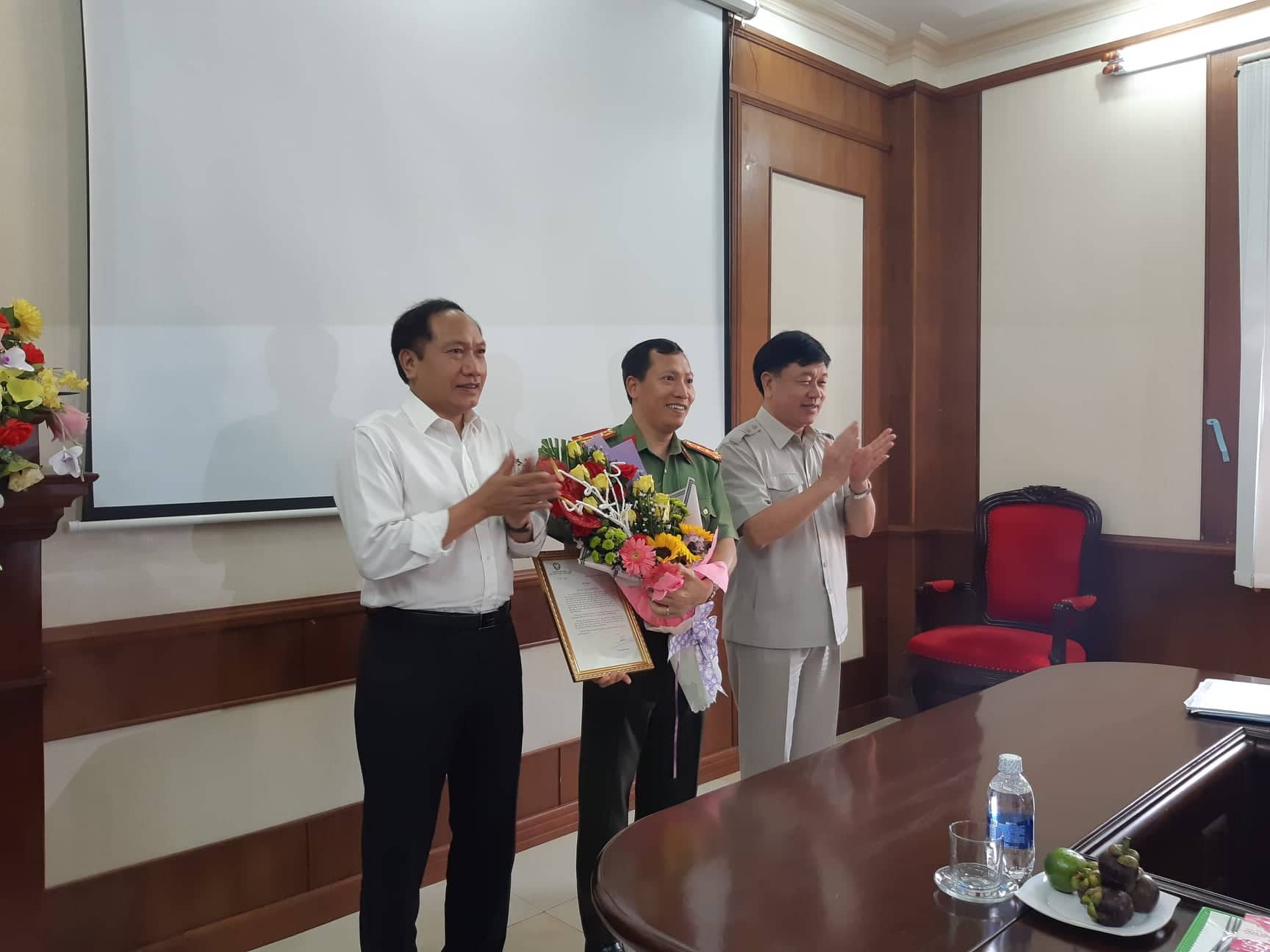 Phó Thủ tướng Thường trực Trương Hoà Bình chỉ đạo triệt phá tận gốc đường dây xăng giả