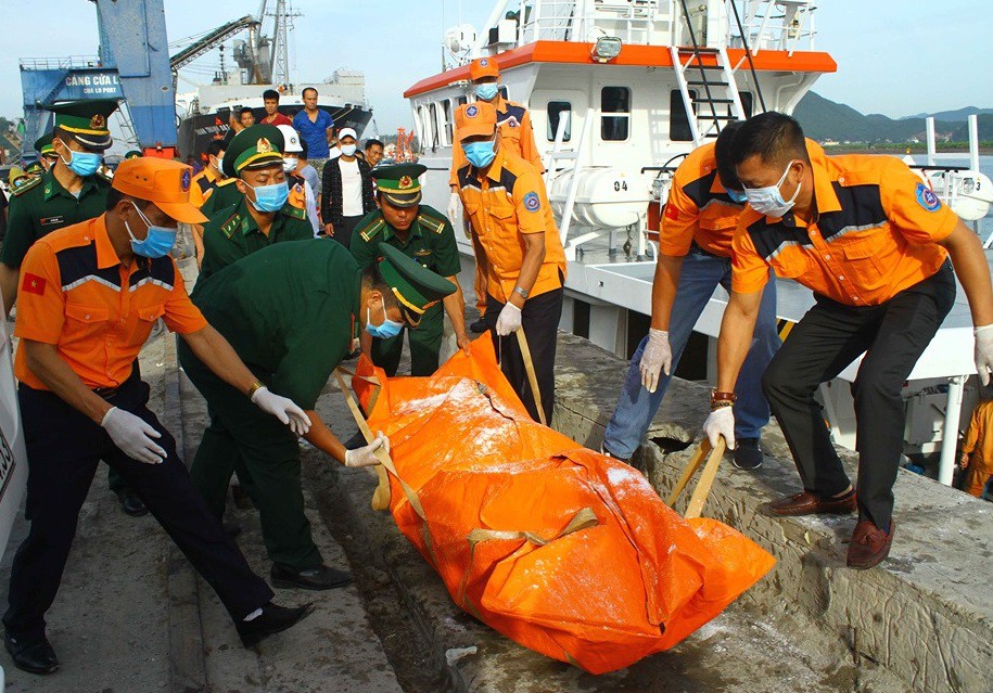 Đưa thi thể 2 thuyền viên không còn nguyên vẹn vào bờ xác định danh tính