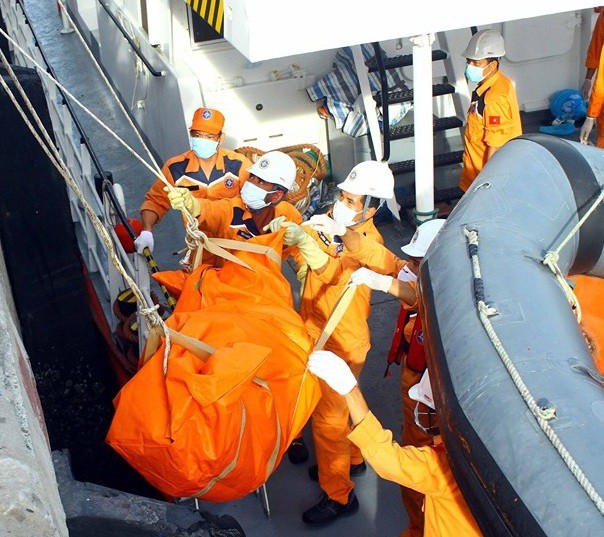 Đưa thi thể 2 thuyền vi&ecirc;n kh&ocirc;ng c&ograve;n nguy&ecirc;n vẹn v&agrave;o bờ x&aacute;c định danh t&iacute;nh - Ảnh 2.