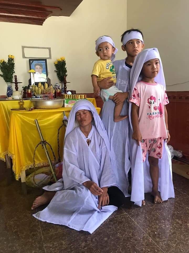 Anh ơi, c&aacute;c con anh c&ograve;n nhỏ qu&aacute;, sao anh lại bỏ mẹ con em m&agrave; đi - Ảnh 1.