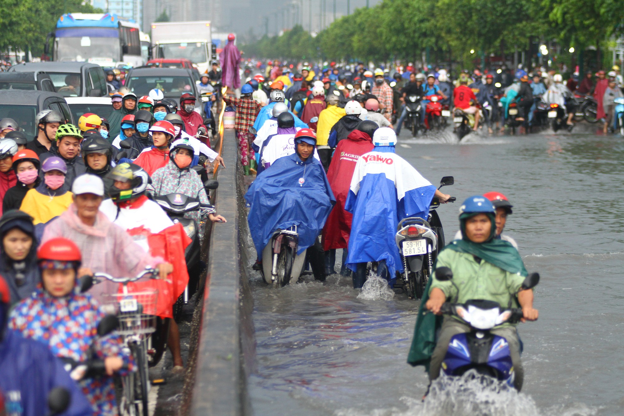 To&agrave;n cảnh đường Phạm Văn Đồng trong trận mưa lịch sử - Ảnh 3.