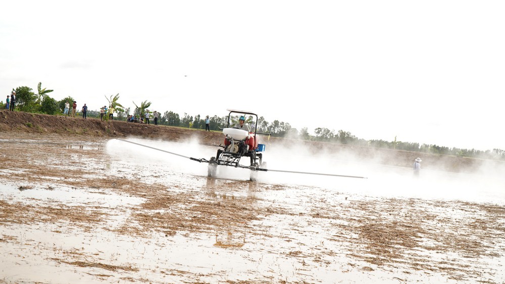 N&ocirc;ng d&acirc;n miền T&acirc;y ngạc nhi&ecirc;n với thiết bị bay phun thuốc trừ s&acirc;u - Ảnh 1.