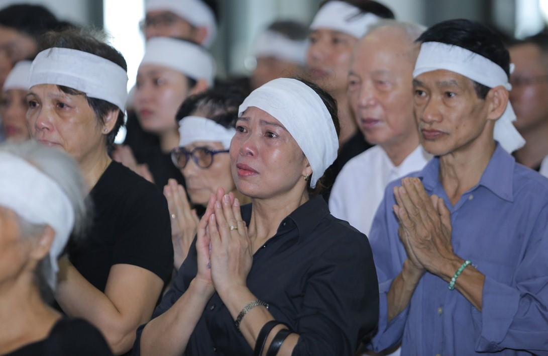 Thủ tướng Nguyễn Xu&acirc;n Ph&uacute;c tiễn biệt gi&aacute;o sư Ho&agrave;ng Tụy - Ảnh 7.