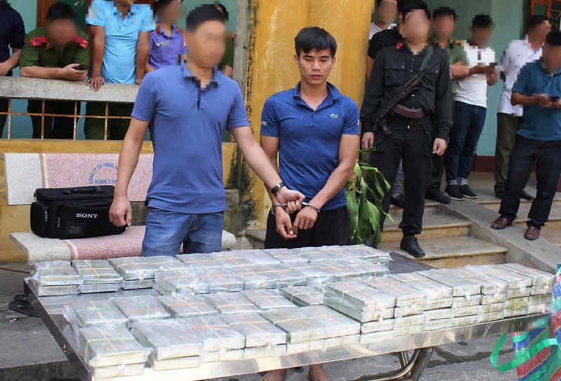 Bắt vụ vận chuyển 100 bánh heroin trên xế hộp