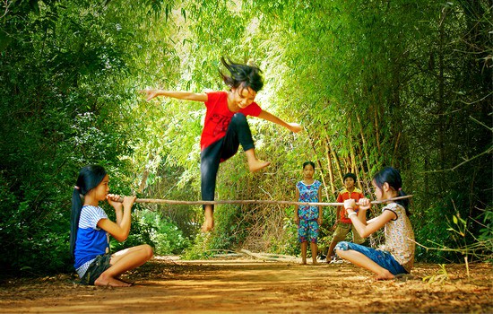 Mê gì bằng cả nhà lao xuống bắt cá đồng sau khi tát - Ảnh 2.