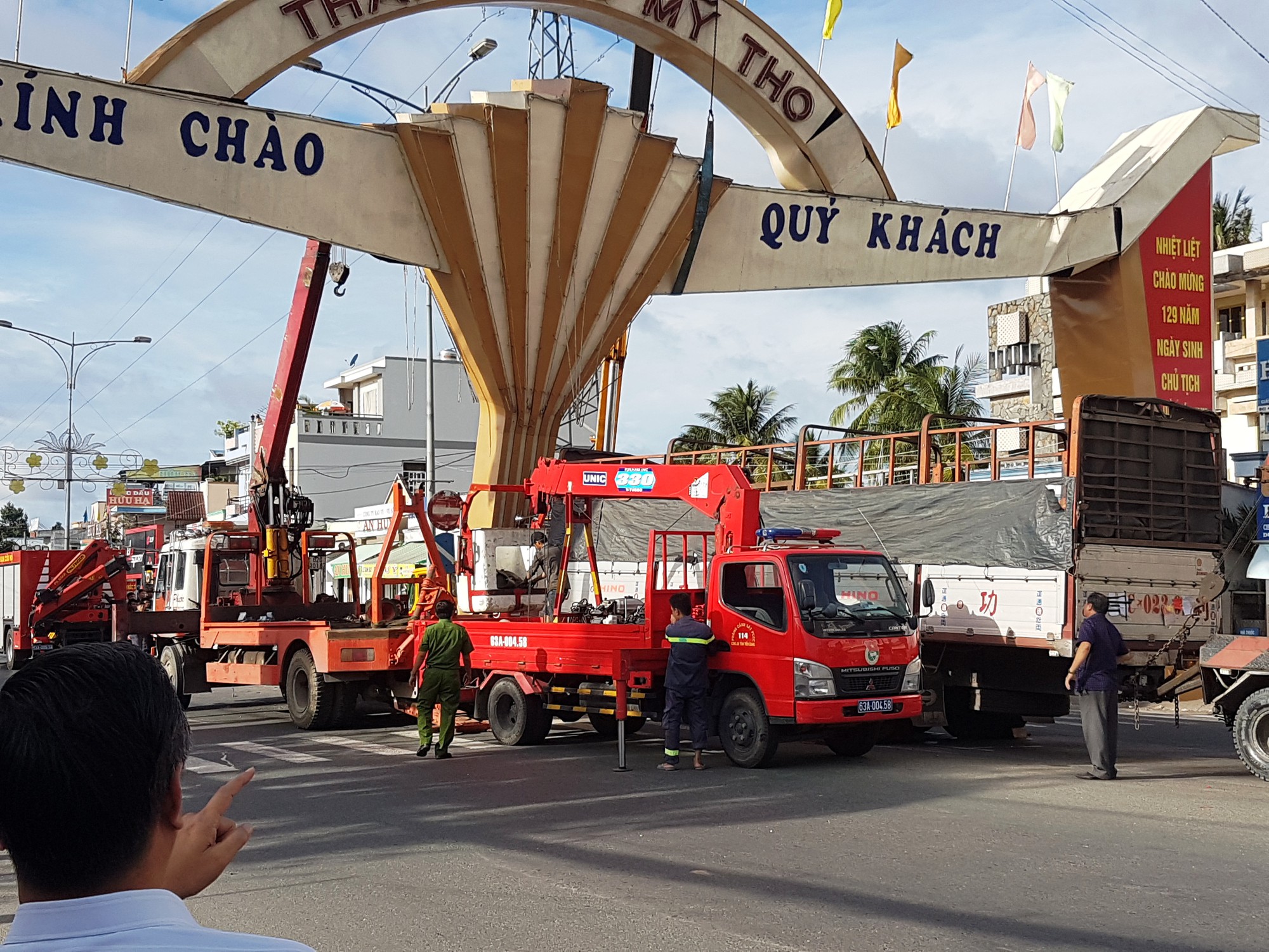 CLIP: Xe tải lao thẳng vào trụ cổng chào TP Mỹ Tho
