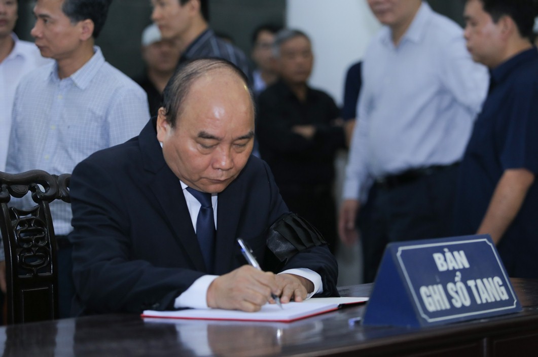 Thủ tướng Nguyễn Xu&acirc;n Ph&uacute;c tiễn biệt gi&aacute;o sư Ho&agrave;ng Tụy - Ảnh 10.