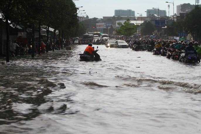 Bạn đọc đề xuất: Kh&ocirc;i phục lại ao hồ, khoan lỗ tho&aacute;t nước... để chống ngập! - Ảnh 1.