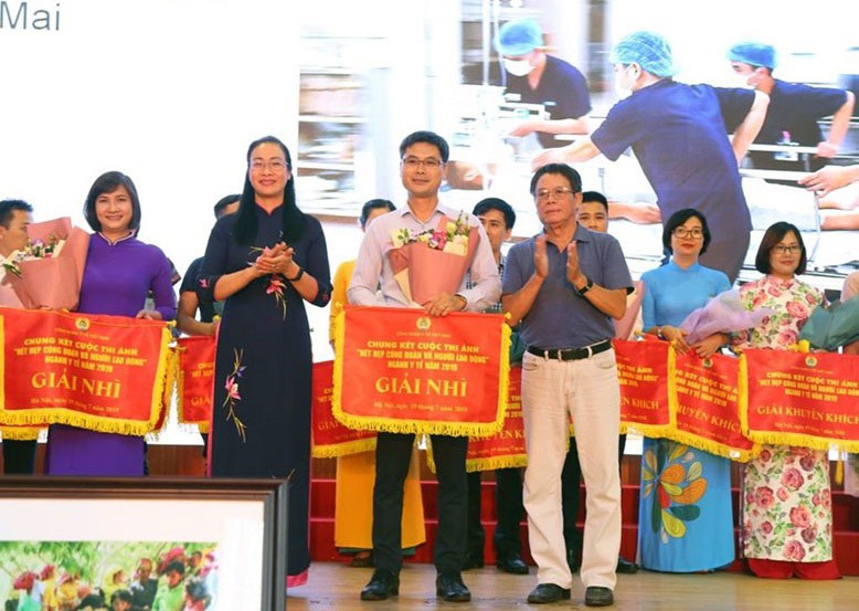 Trao giải "Nét đẹp Công đoàn và người lao động"