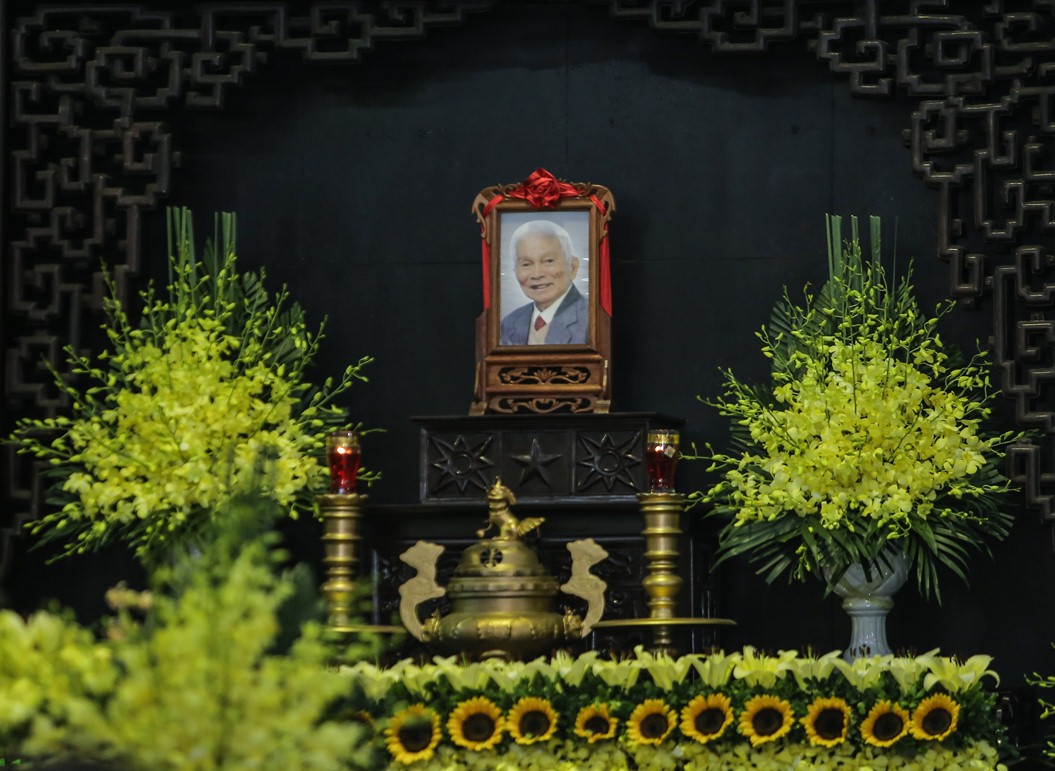 Thủ tướng Nguyễn Xu&acirc;n Ph&uacute;c tiễn biệt gi&aacute;o sư Ho&agrave;ng Tụy - Ảnh 3.