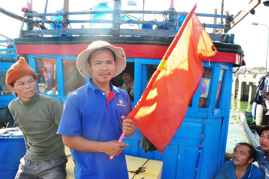 Cờ Tổ quốc cùng ngư dân Lý Sơn ra Hoàng Sa, Trường Sa