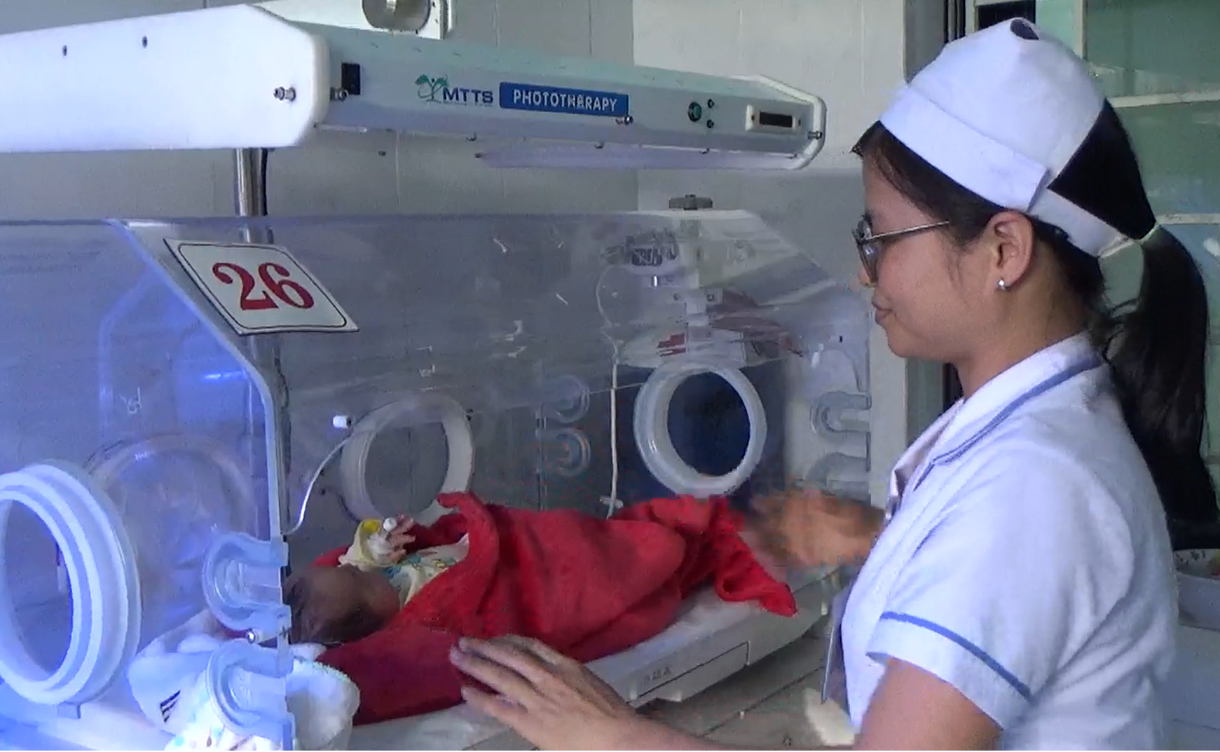 Đôi nam nữ bỏ rơi con mới sinh trong hoa viên giữa đêm tối