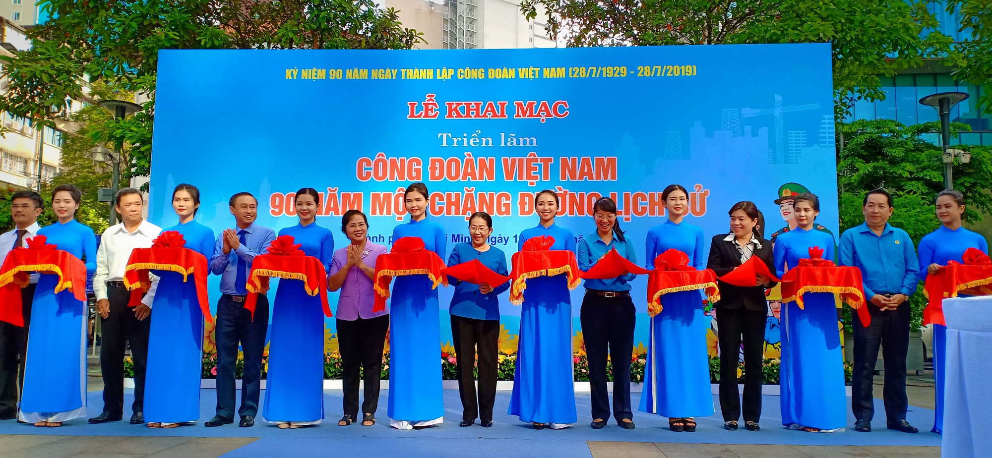 Khai mạc triển l&atilde;m C&ocirc;ng đo&agrave;n Việt Nam-90 năm một chặng đường lịch sử - Ảnh 1.