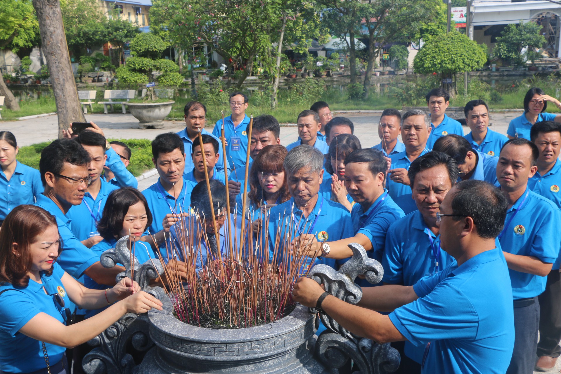 Cán bộ Công đoàn ưu tú dâng hương tưởng niệm cố Tổng Bí thư Nguyễn Văn Linh - Ảnh 2.