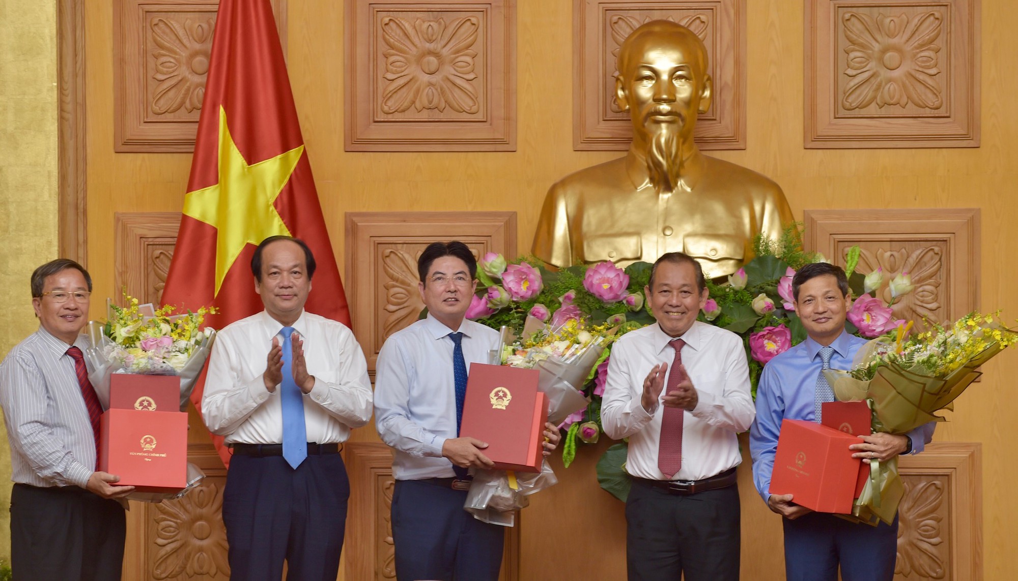 Các ông Vũ Viết Ngoạn, Nguyễn Văn Tùng nhận sổ hưu