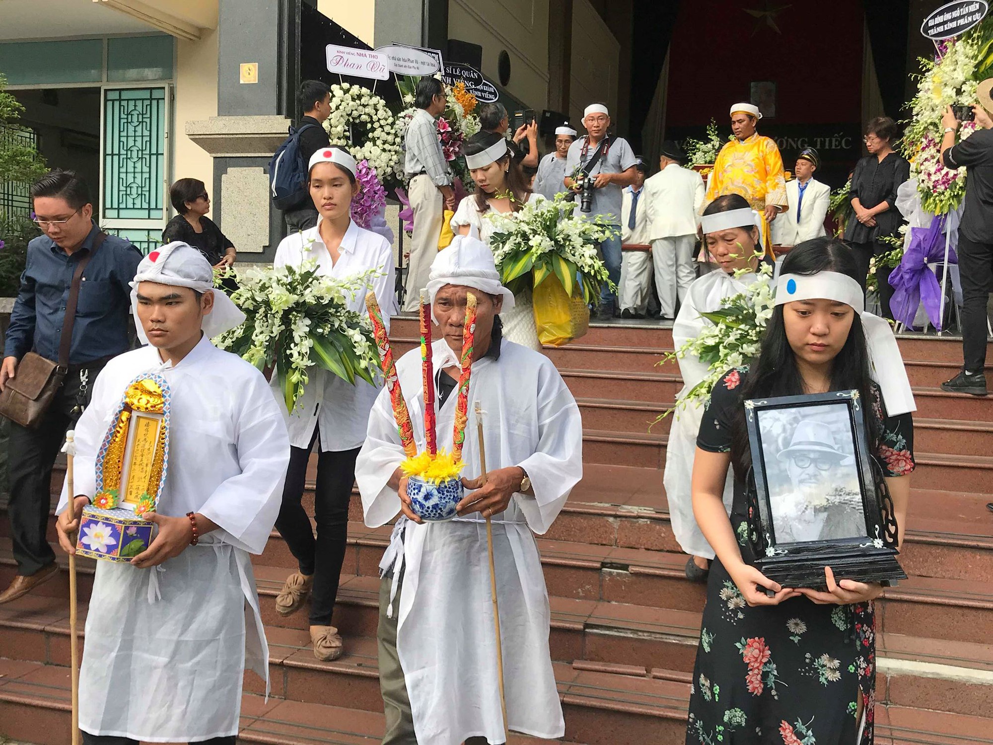 Tiễn biệt nhà thơ Phan Vũ về nơi an nghỉ