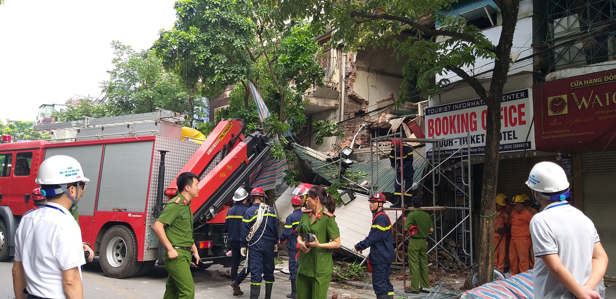 Nhà phố cổ ở Hà Nội bất ngờ đổ sập