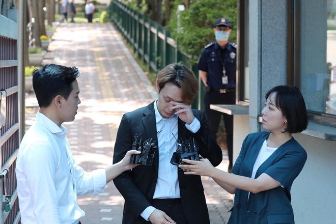Nhận &aacute;n treo, &ldquo;Ho&agrave;ng tử g&aacute;c m&aacute;i&rdquo; Park Yoo Chun kh&oacute;c, xin lỗi - Ảnh 2.