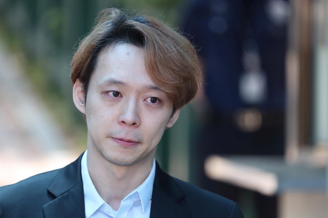 Nhận án treo, “Hoàng tử gác mái” Park Yoo Chun khóc, xin lỗi