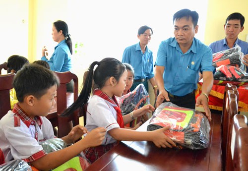 AN GIANG: Tặng cặp phao cứu sinh cho con công nhân vùng lũ